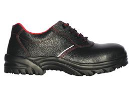 Safety shoes with insulating soles